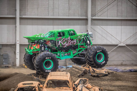 King sling Monster truck jumping