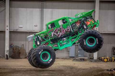 King sling Monster truck jumping