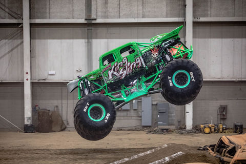 King sling Monster truck jumping