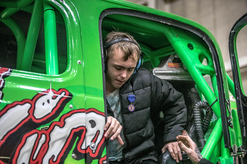 King sling Monster truck fan climbing out