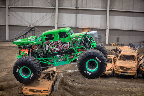 King sling Monster truck jumping