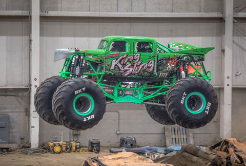 King sling Monster truck jumping