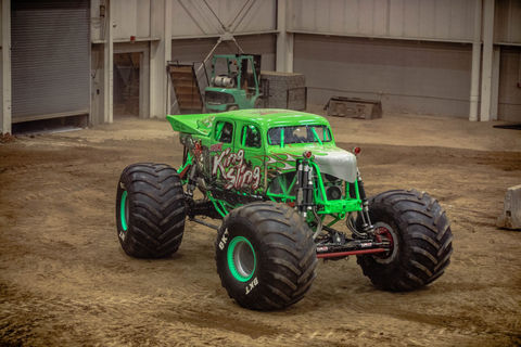 King sling Monster truck jumping