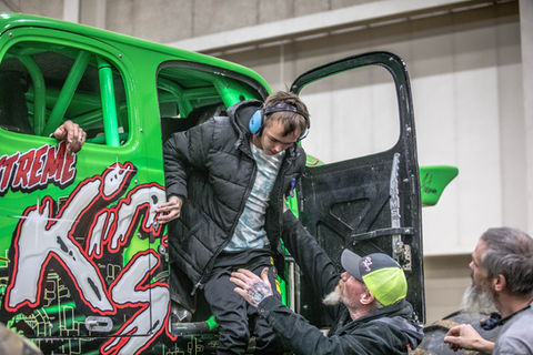 King sling Monster truck door open