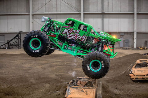 King sling Monster truck jumping