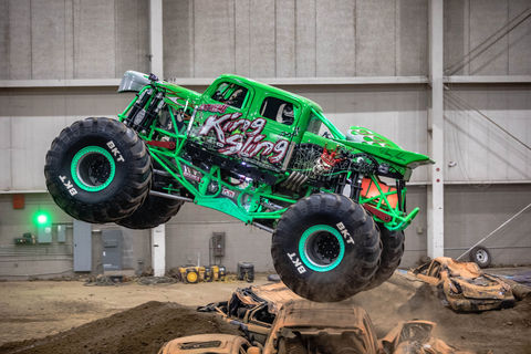 King sling Monster truck jumping