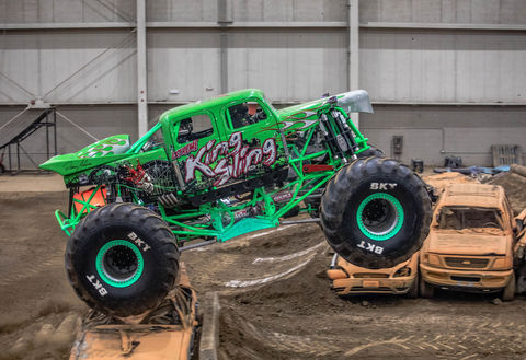 King sling Monster truck jumping