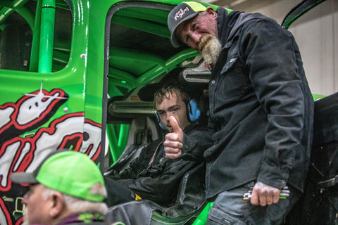 King sling MKing sling Monster truck fan climbing outonster truck fan climbing out