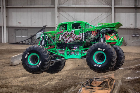 King sling Monster truck jumping
