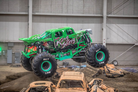King sling Monster truck jumping