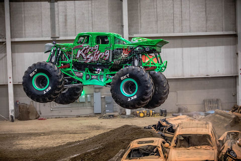 King sling Monster truck jumping