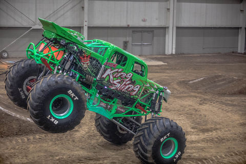 King sling Monster truck jumping