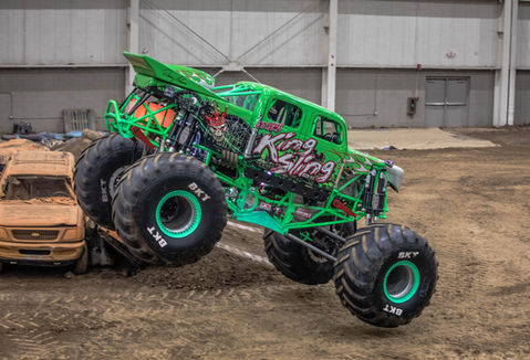 King sling Monster truck jumping