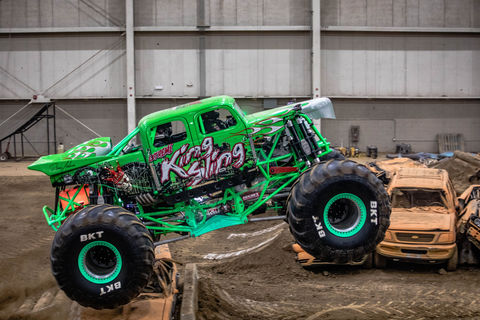 King sling Monster truck jumping