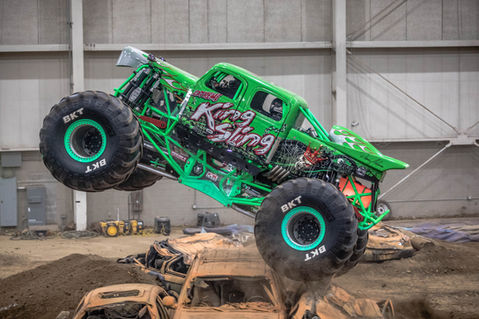 King sling Monster truck jumping